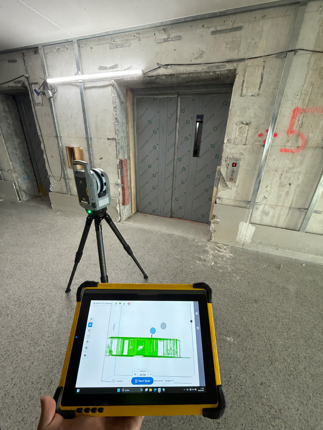 Trimble 3D-Laserscanner mit Tablet-Steuerung beim Aufmaß im Rohbau