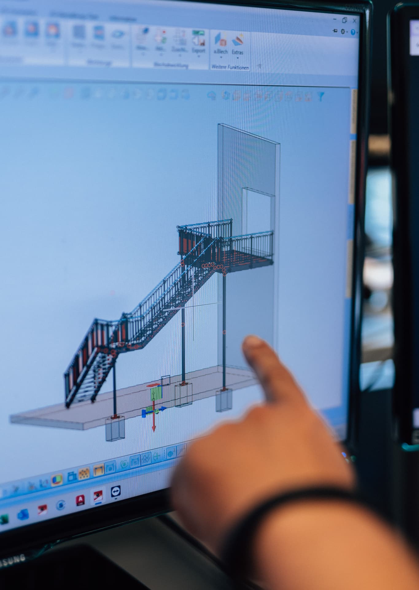 HiCAD 3D-Konstruktion einer Stahltreppe am Bildschirm