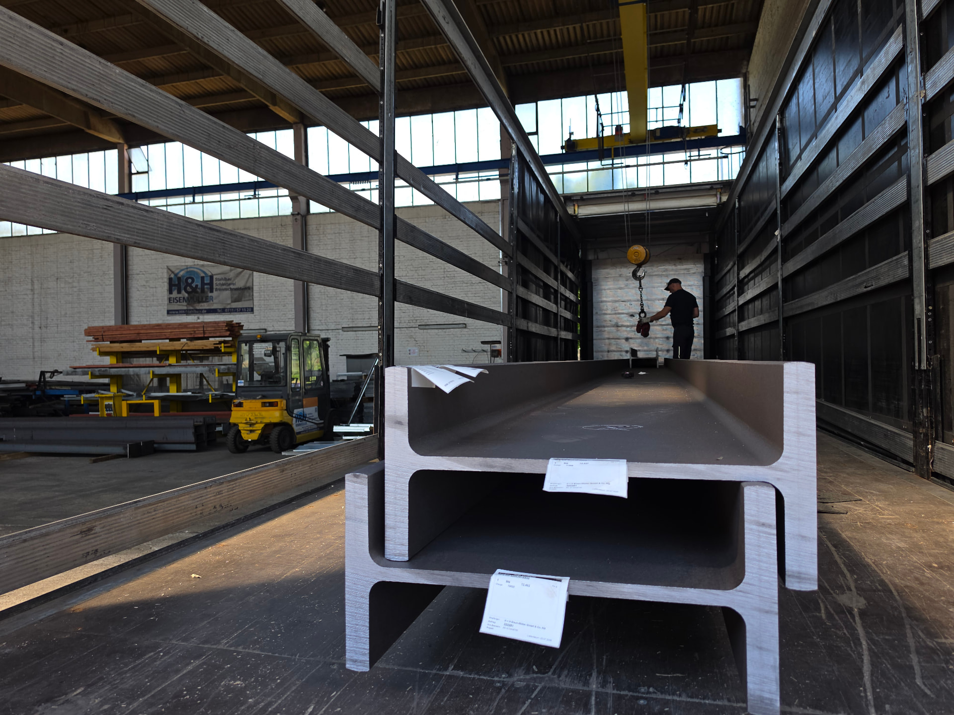 Stahlbau-Projekte von H&H Eisen-Müller: Hallenbau, Bühnen und Überdachungen im Großraum Stuttgart