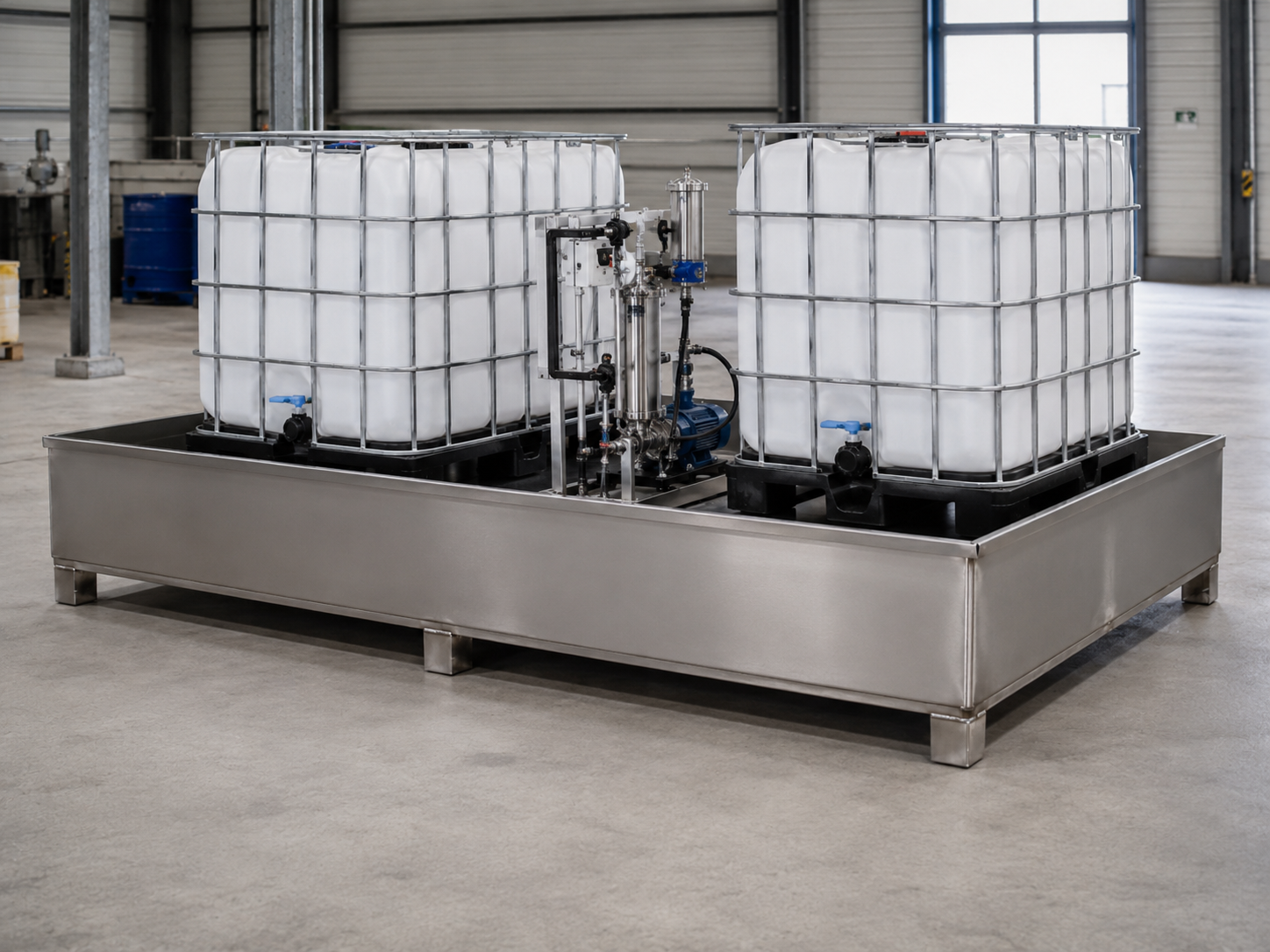 Edelstahl-Auffangwanne nach WHG mit zwei IBC-Containern in einer Industriehalle